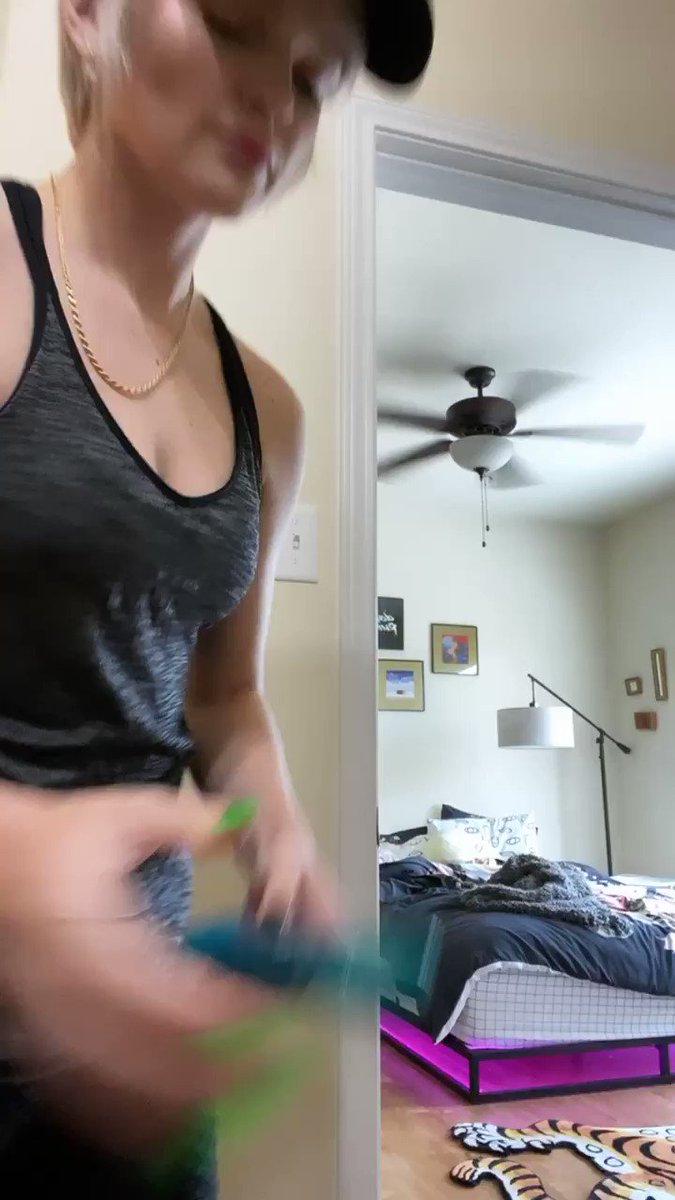 me practicing how I’m gonna give deodorant to the neck…