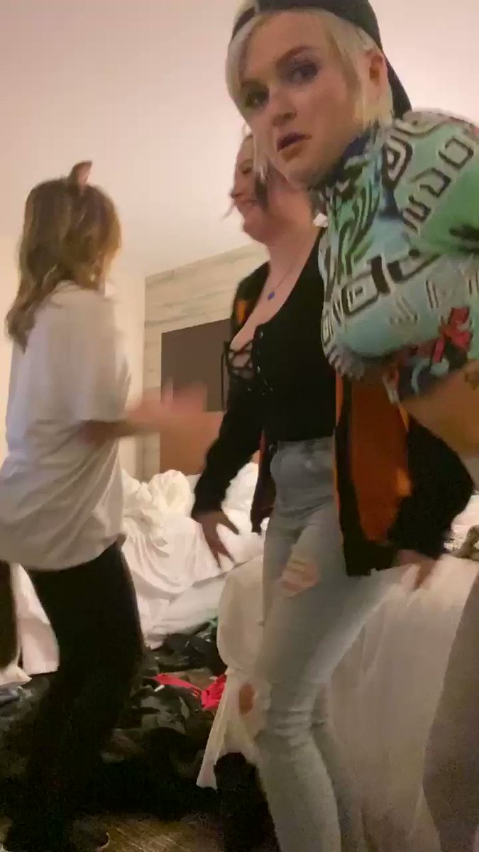 3 amateur women get down and dirty in a hotel…