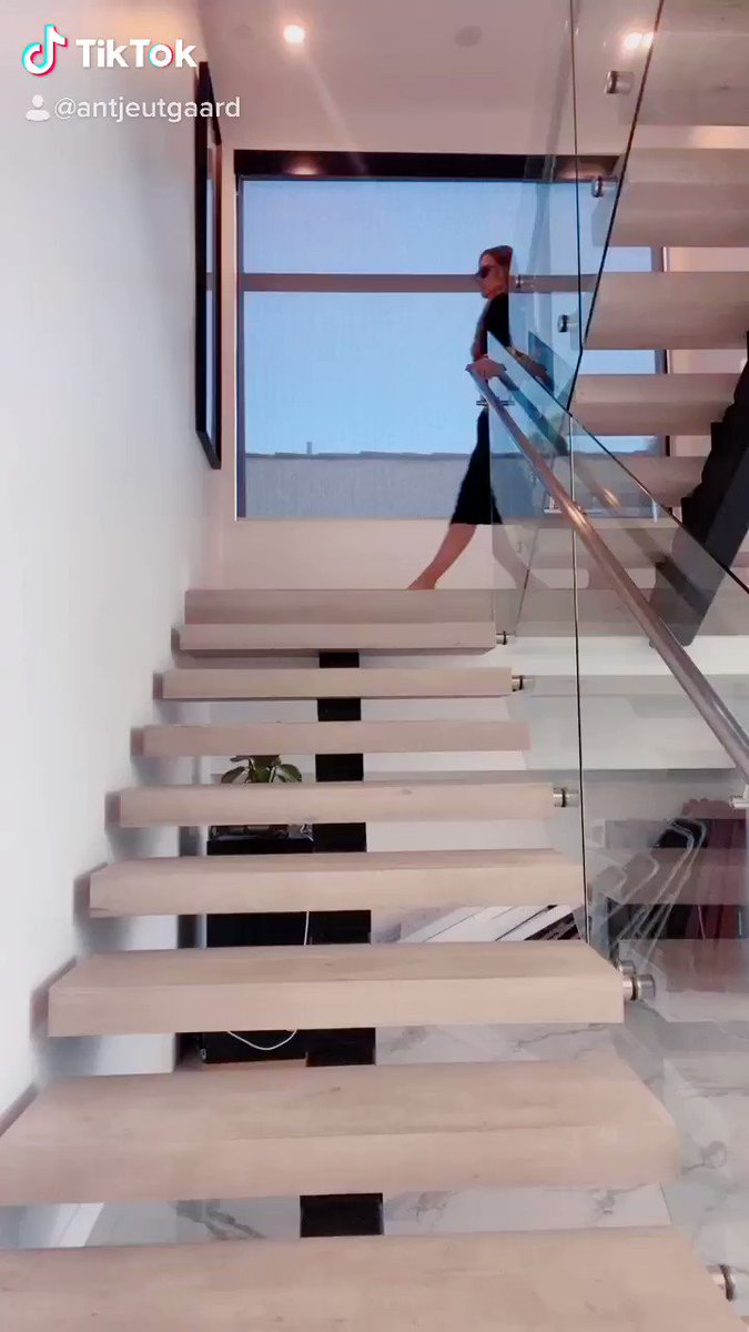 Soooo seductive 😂 (Yes, I fell and injured myself trying…