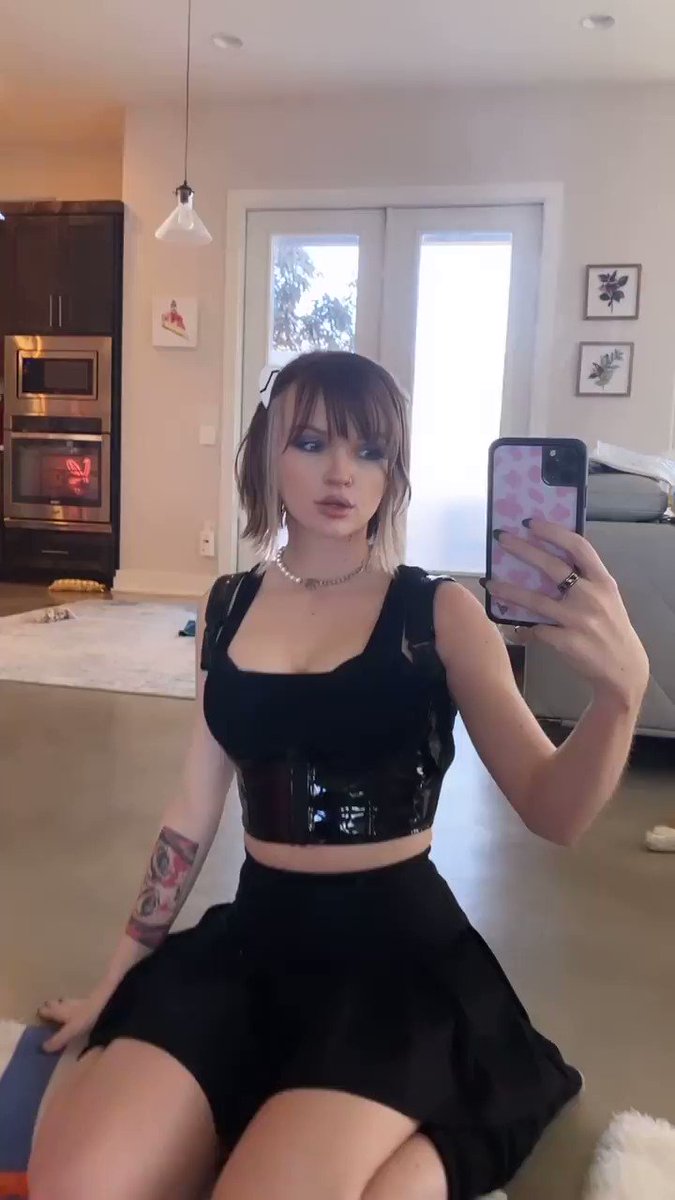 I never wear skirts pls enjoy this moment