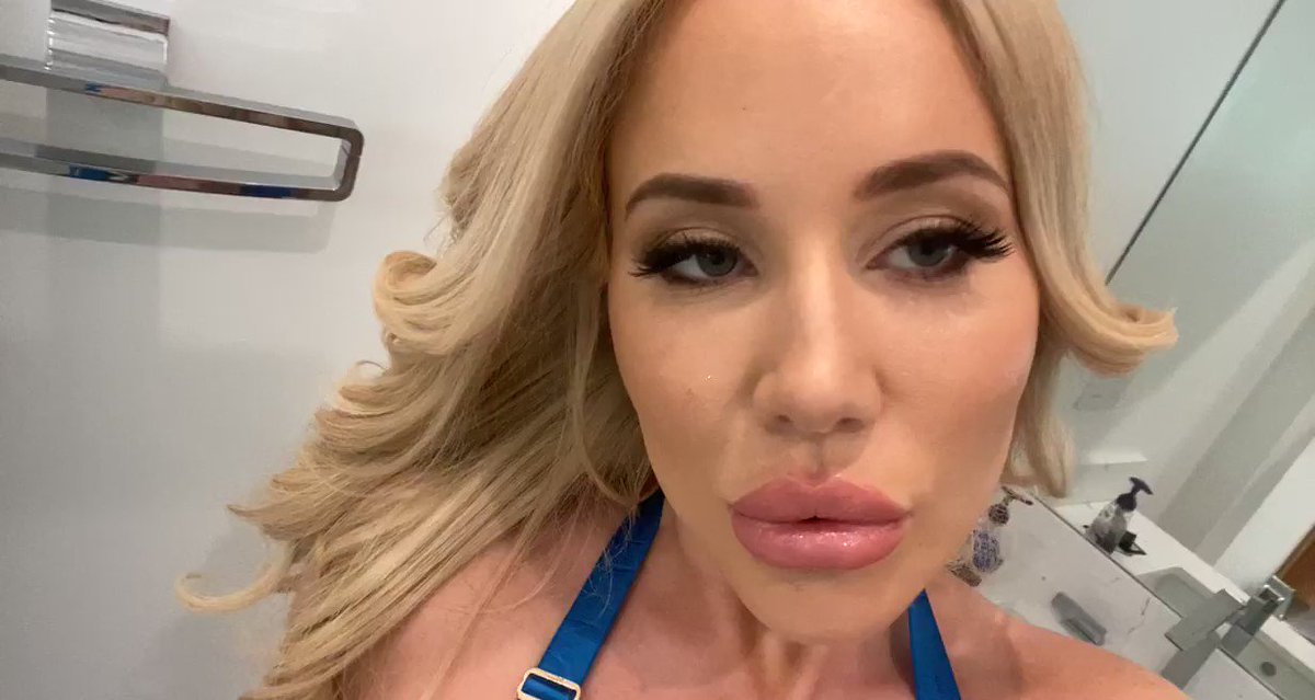 Do you like my lingerie? 💙