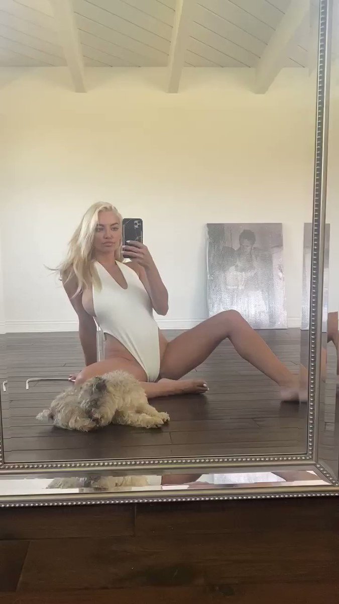 2 blondes one Mirror