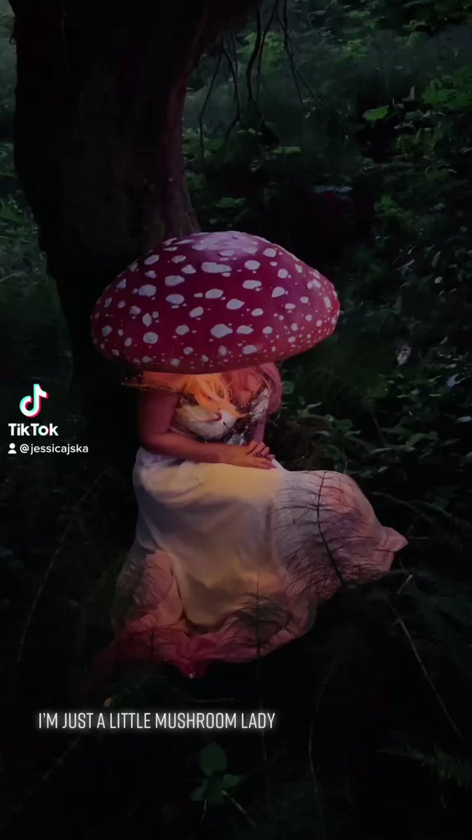 I made my mushroom hat glow 🍄🌟😌