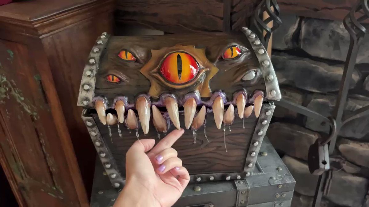 I made a MIMIC for the DnD/tavern room! 🖤