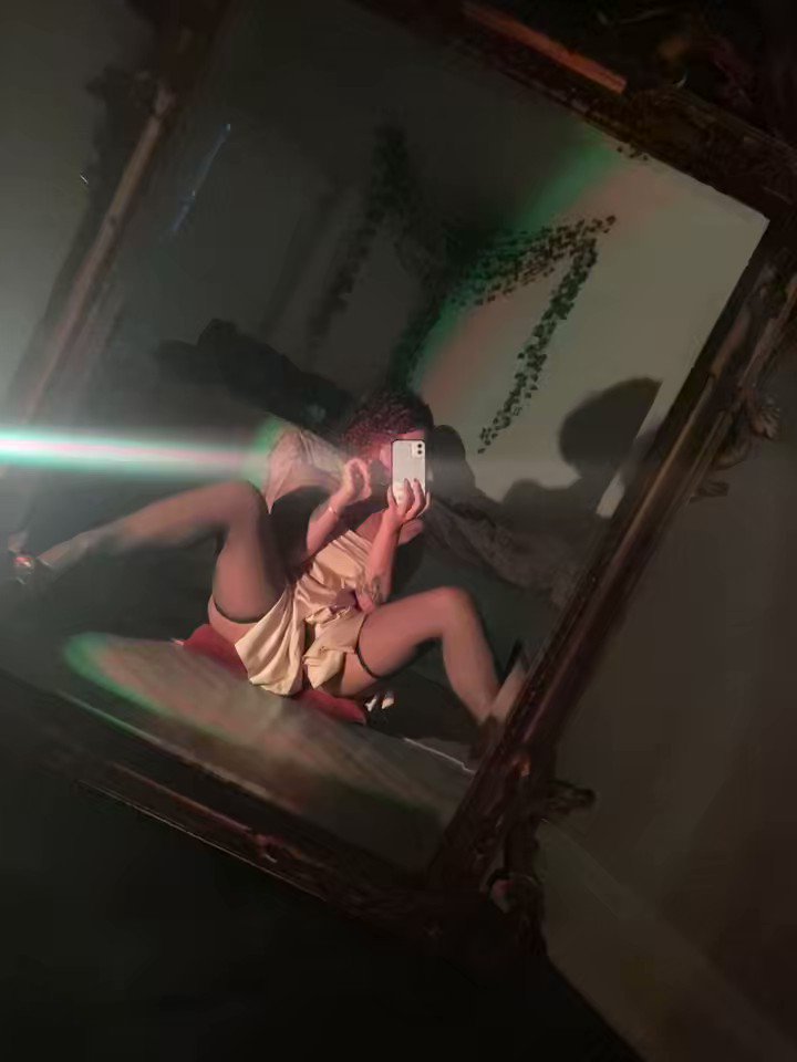 don’t you love being my voyeur? 🪞