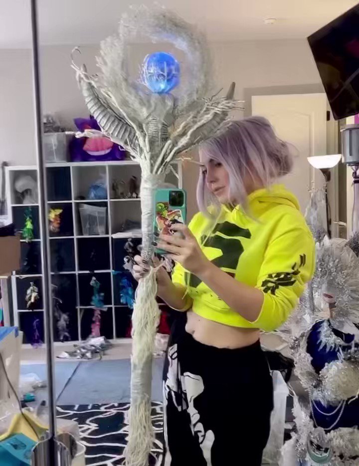 I made an ICE STAFF THING out of 🧻🧻🧻 rolls…