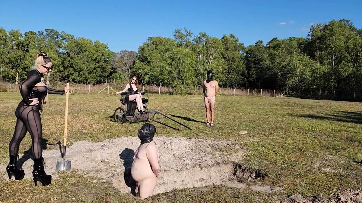 The sock puppet goes to Indominitus and meets @MissIsobelDevi and…