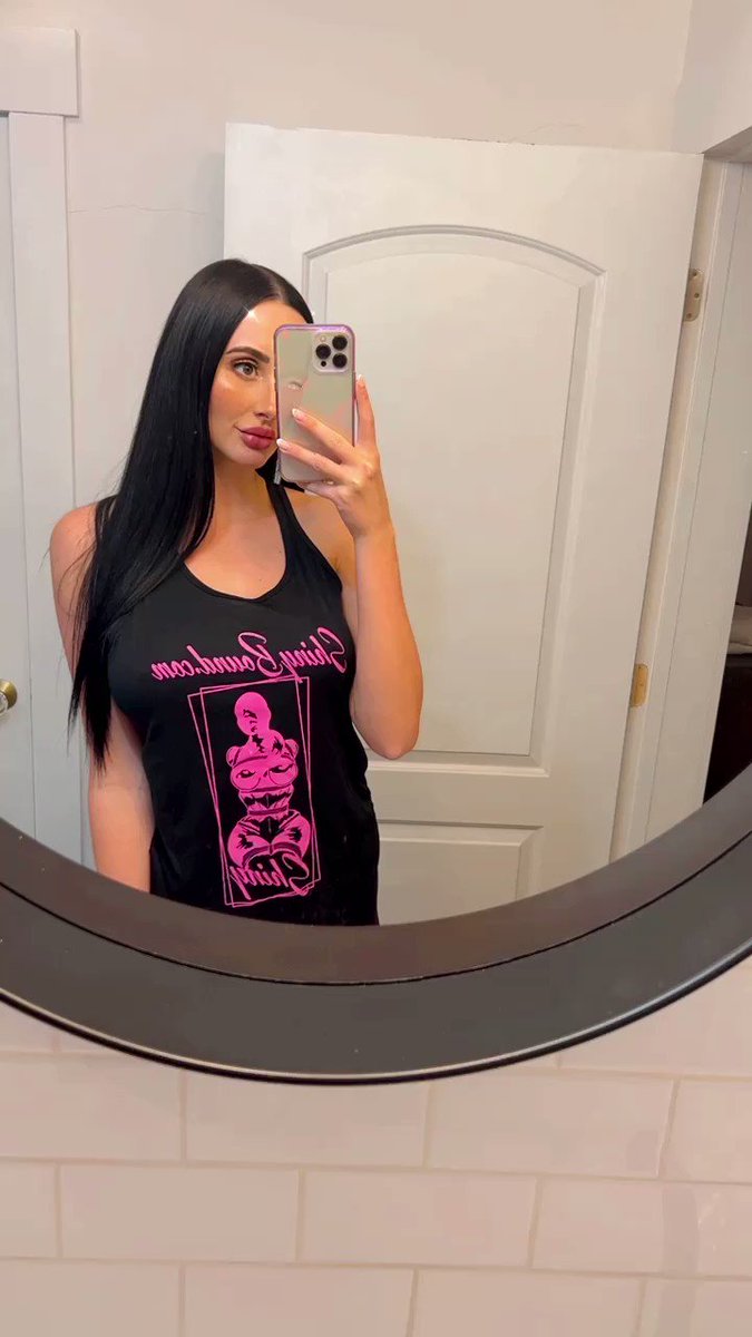 Wearing my @ShinyRigger gear today ⛓️🩷😈