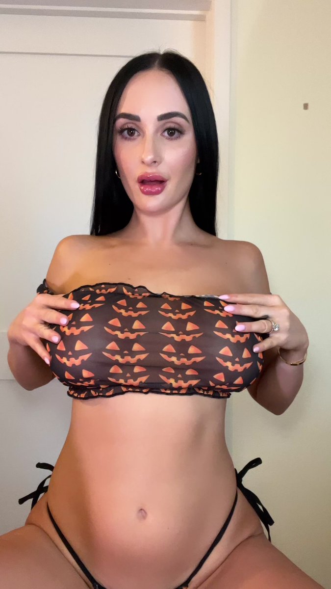 did my sexy tits scare you 🎃 👻 Solo/BG😈🔥⬇️ https://onlyfans.com/violetvossxo/c17…