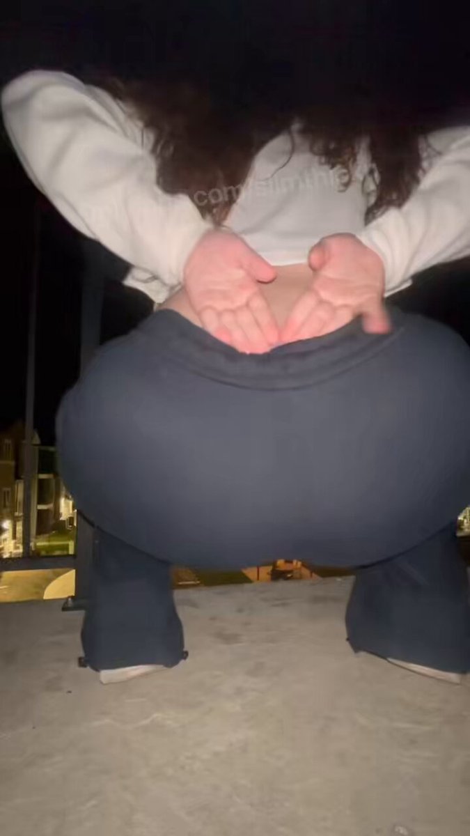 Someone come fuck me on the balcony 🫣