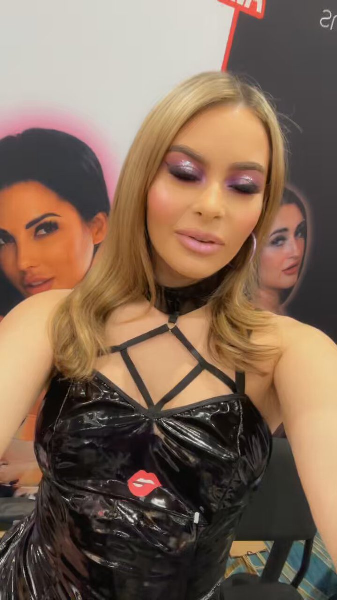 Come see me at the @LoverFans booth until 3 💜…