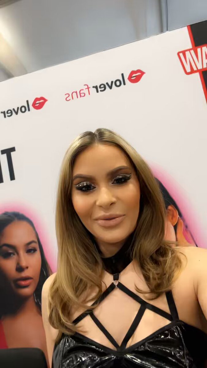 @LoverFans @AEexpo come take a pic with me 😘😘