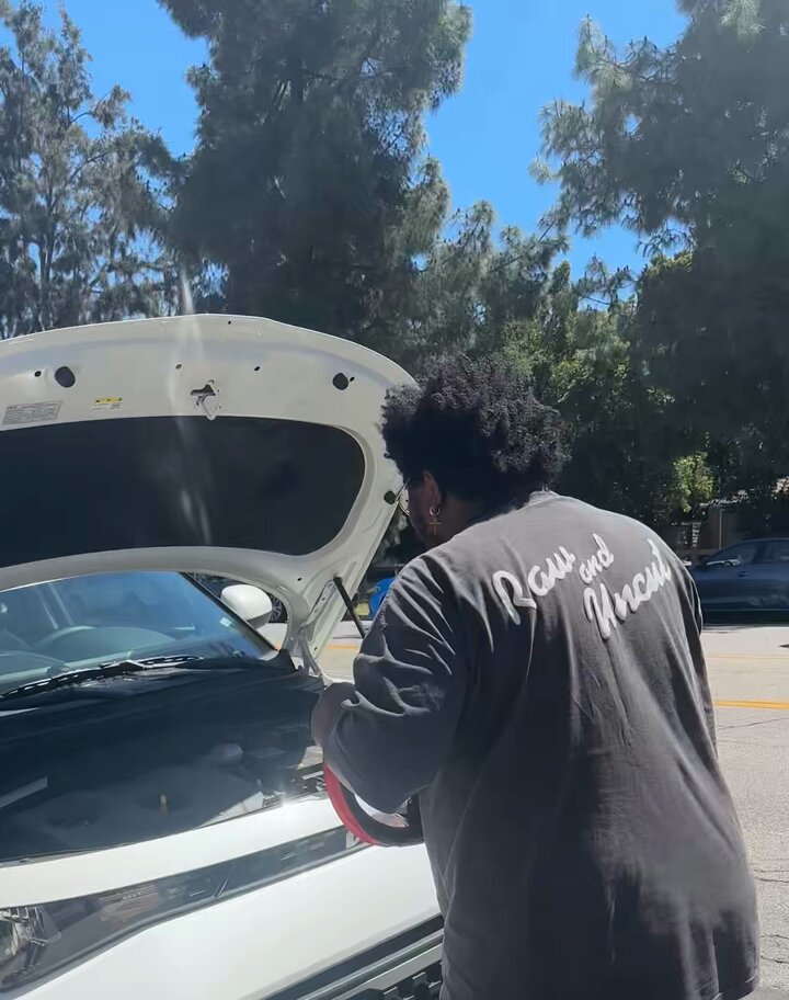 Shoutout to @artbypierree for jumping my car 🙌🏻 (it didn’t…