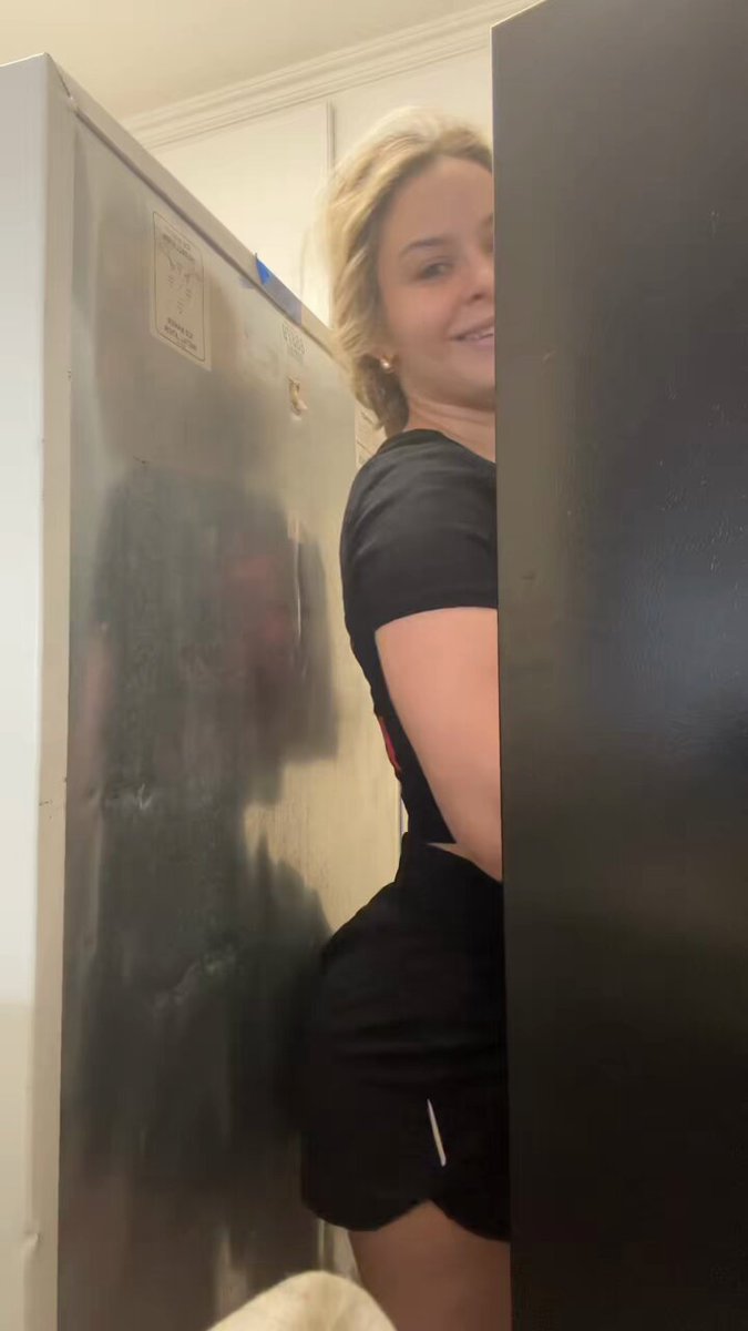 Step bro, help! I’m stuck between 2 fridges 😅