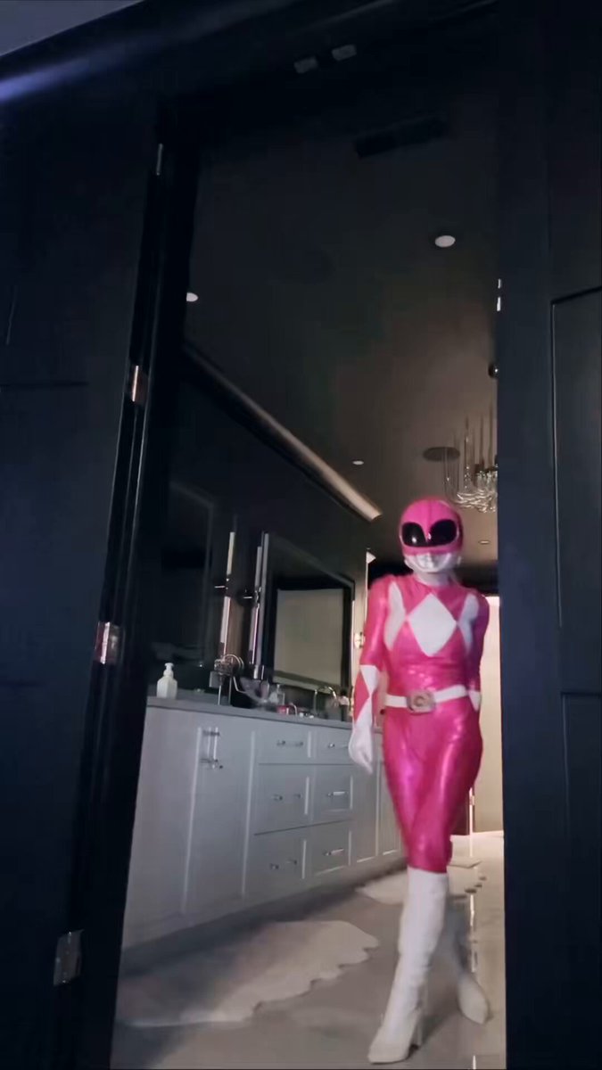 Grab that morpher because It’s morphin’ time!💗😏 #powerrangers #pinkranger