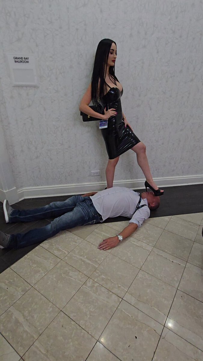 Last day of @FetishCon and another evening of the red…