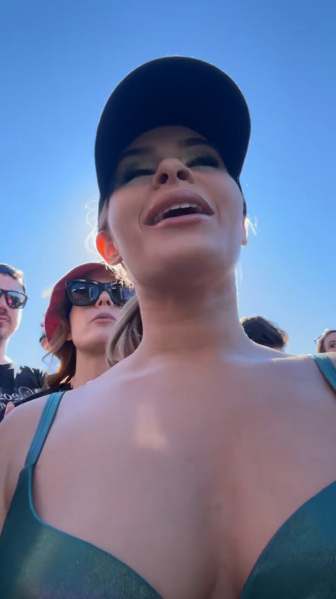 Ugh why do concerts get my pussy SO JUICY 💦💦💦💦…