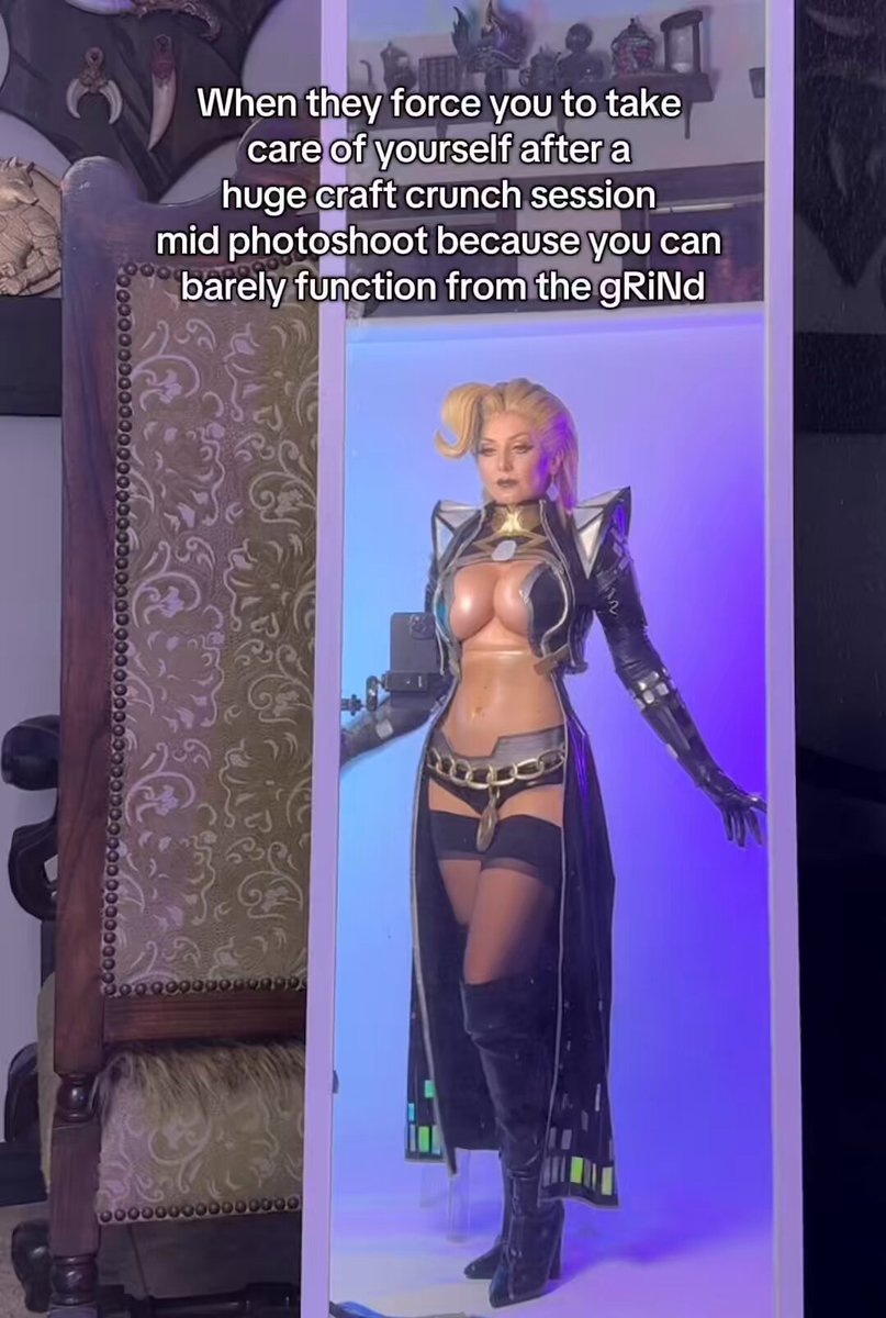 Emma Frost cosplayer doing her best 🫡