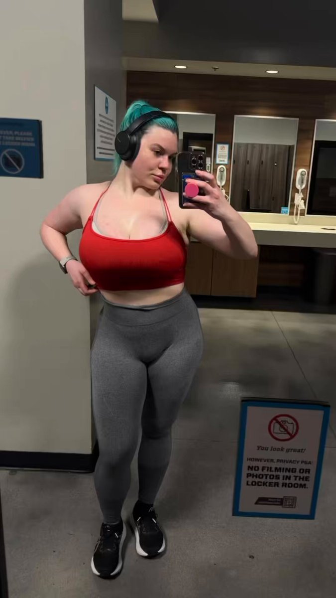 Progress on my cut 💪🏻 somehow my ass is looking…