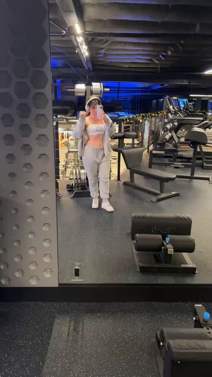 grab this tiny waist with both hands 🙌