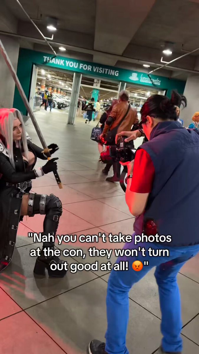 “You can’t get good shots at the con 😡” @MartinWongPhoto…